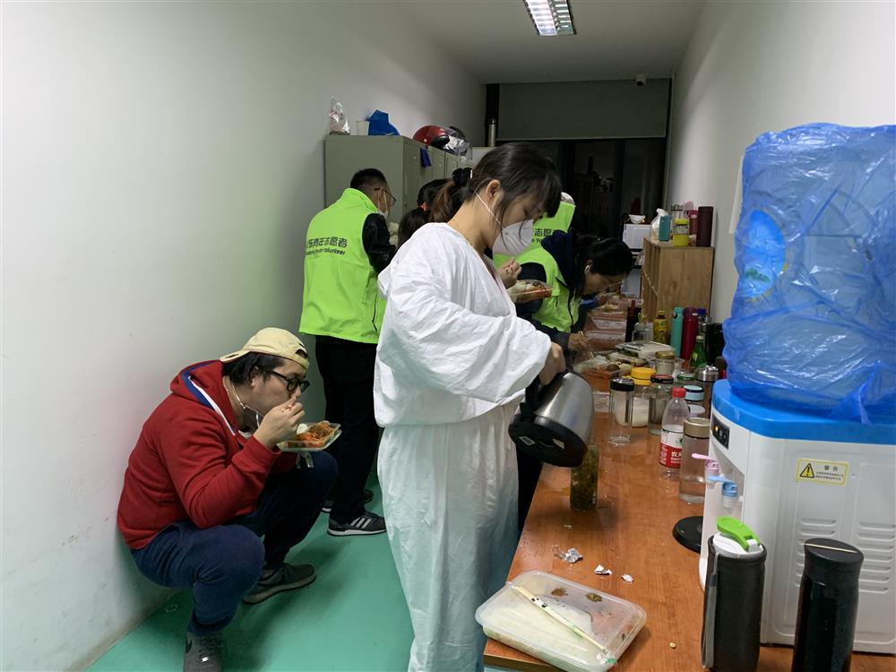 綠馬甲“浦東青年志愿者”，的一次晚班志愿服務(wù)