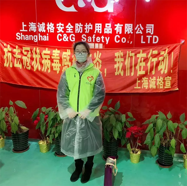 攜手戰(zhàn)“疫”，逆風而上，上海志愿者助力抗疫防護服生產(chǎn)