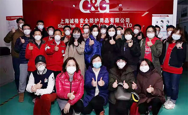 攜手戰(zhàn)“疫”，逆風而上，上海志愿者助力抗疫防護服生產(chǎn)