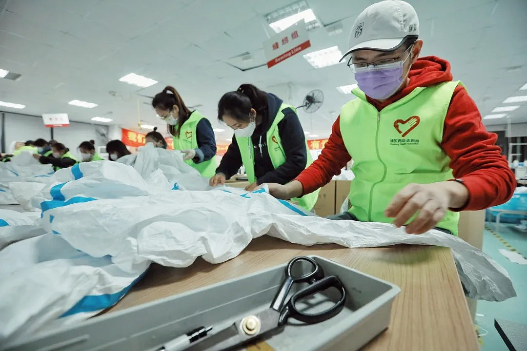 這些“守護(hù)者”們?cè)谏虾Ｕ\(chéng)格干了件大事！——20天，750人次，經(jīng)手近4萬(wàn)件防護(hù)服！
