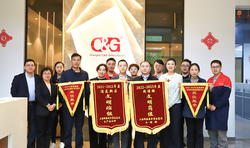 上海誠格集團(tuán)舉行 “文明班組”“文明崗位”、“崗位能手”授錦旗儀式